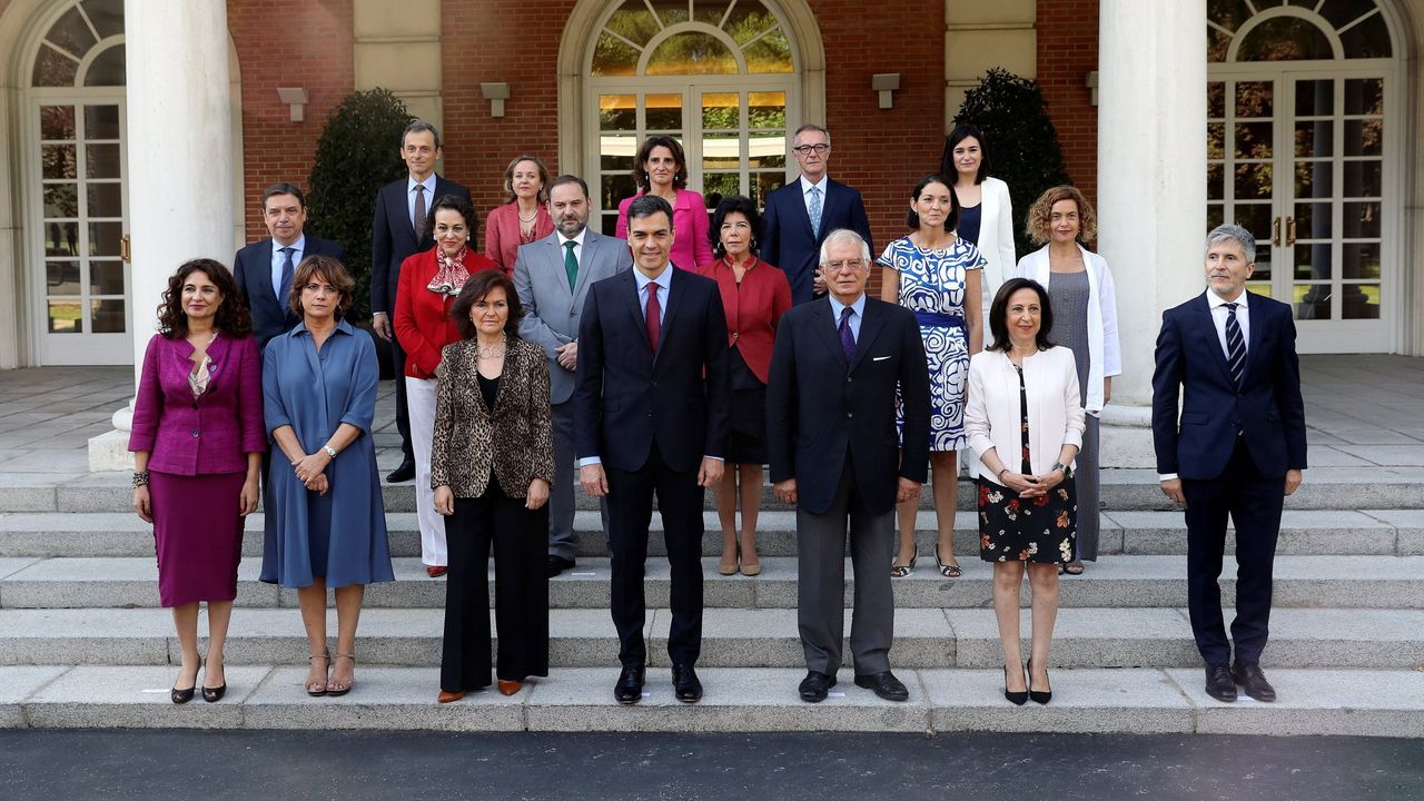 Pedro Sánchez y los ministros de su primer Gobierno, en julio del 2018, en la escalinata del palacio de la Moncloa