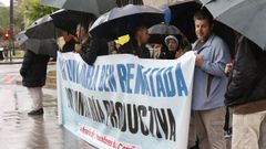 Protesta de los mariscadores de la ra de O Burgo ante la Delegacin del Gobierno en Galicia