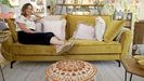 Paula Sánchez posa en Nobel Vinte, la tienda de decoración e interiorismo que montó junto a su hermana cuando cumplían 20 años en el negocio del mueble