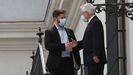 Gabriel Boric estrecha la mano del presidente Sebastián Piñera a su llegada al Palacio de la Moneda