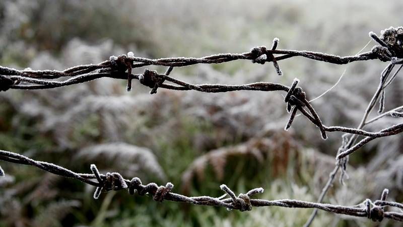 Fuertes heladas por las bajas temperaturas.Un jugador del Escair�n, a la derecha, conduce el bal�n.