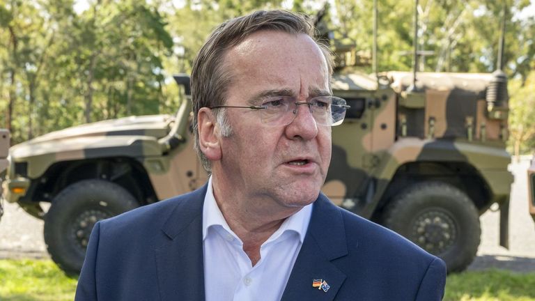 Alemania rectifica y permitirá salir a los hombres en edad militar