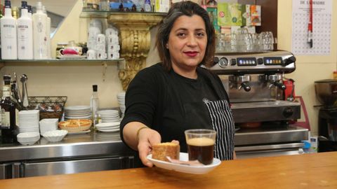 Mariam, del bar La Perla de Vilagarca, feliz tras poder quitarse la mascarilla para trabajar 