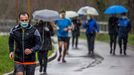 Vecinos de Oviedo hacen deporte bajo la lluvia