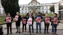 Miembros de la plataforma SOS Sanidade Pblica de Pontevedra, este viernes, a las puertas del Hospital Provincial