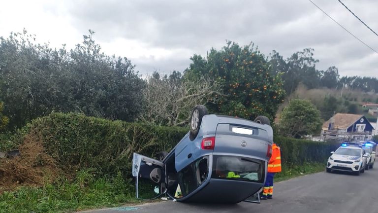 Coche volcado en Limodre (Fene), donde resultó herido un matrimonio