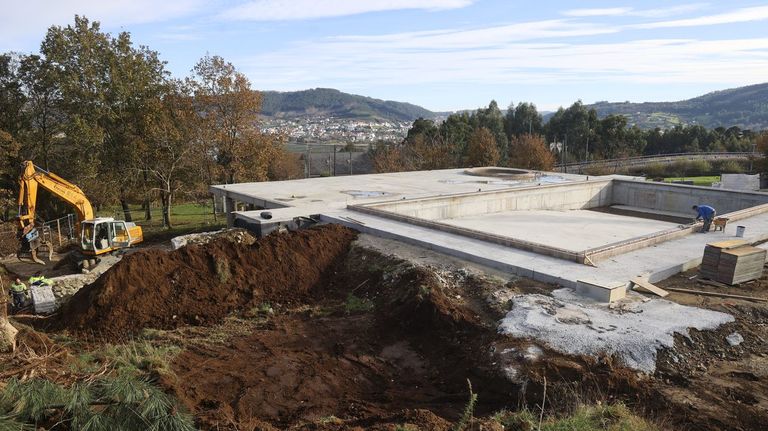 En O Couto se puede ver el perfil de la futura piscina, de la piscina infantil y de la playa exterior.
