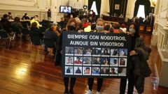 Familiares de los desparecidos en el Villa de Pitanxo, en el pleno que celebr este jueves la corporacin de Pontevedra