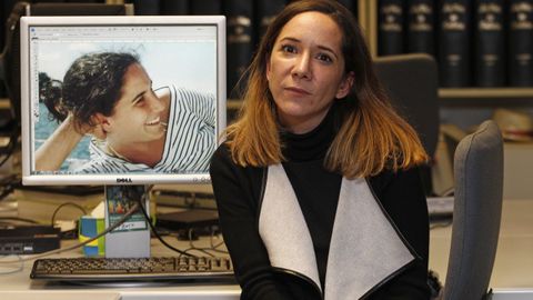 Rosa Fernndez, hermana de Dborah, posa ante una foto de su hermana, desaparecida y hallada muerta hace 17 aos