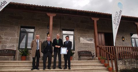 Juan Luis Mndez posa con el certificado de Galicia Calidade junto al conselleiro de Industria. 