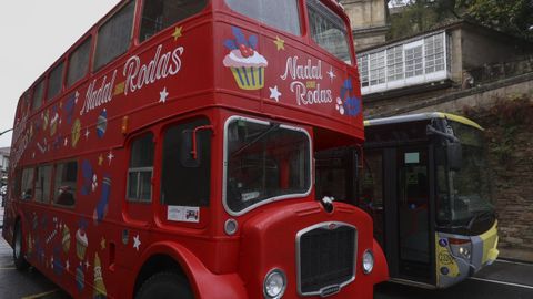 El autobús del Nadal sobre Rodas junto a un urbano.
