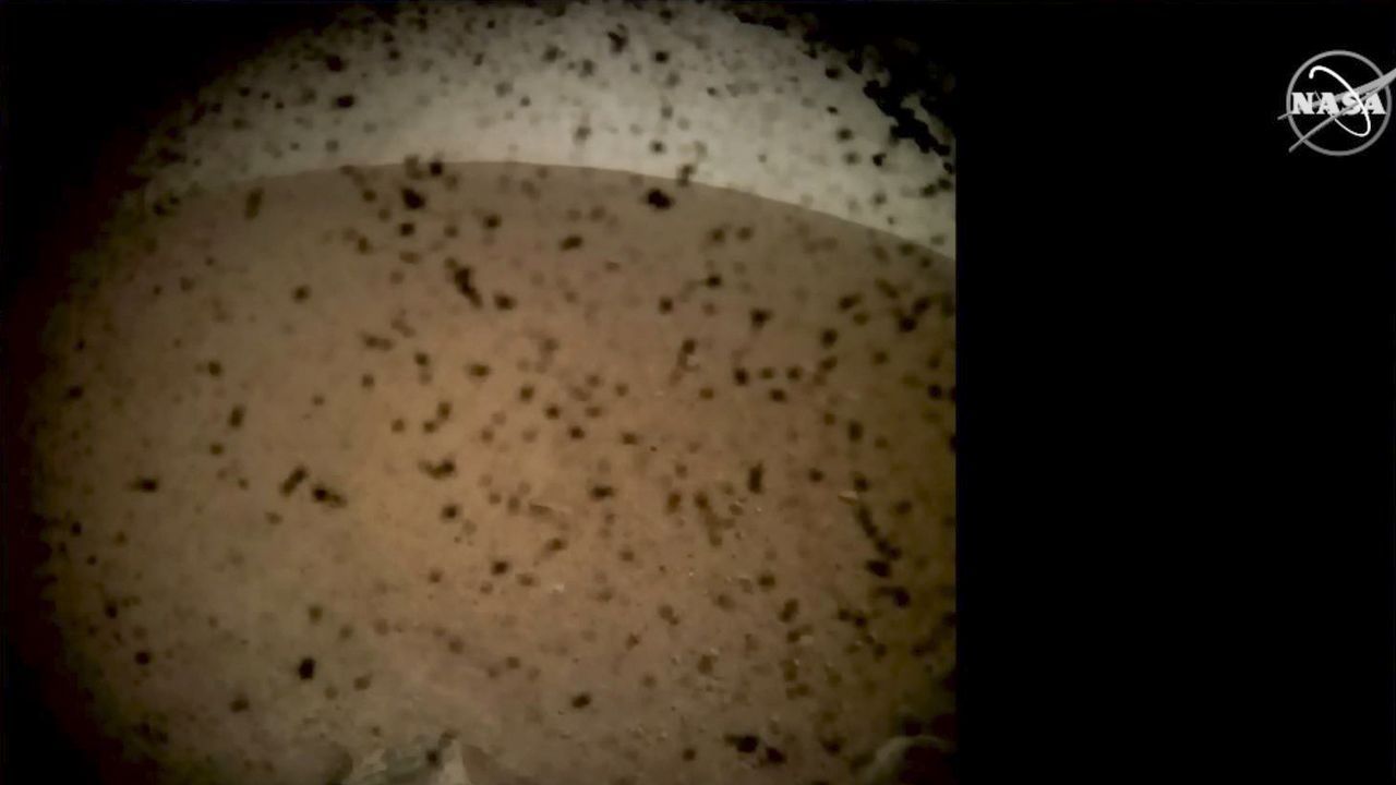 En esta captura de NASA Tv se aprecia la primera imagen de Marte captada por el InSight