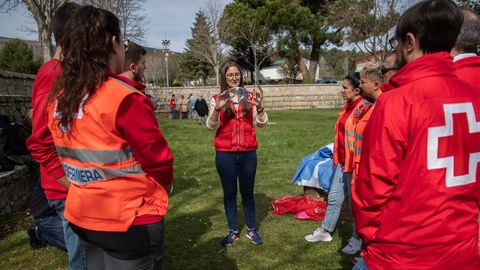 Miembros de la Cruz Roja explican las medidas de autoproteccin al personal de Emergencias en Madrid