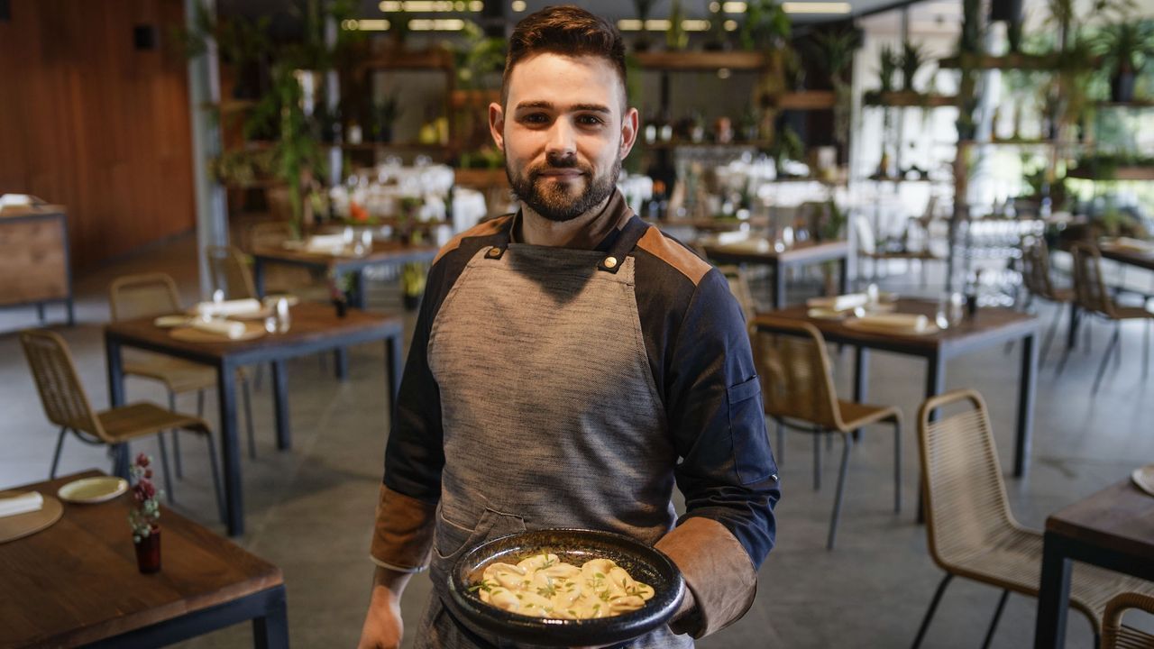 As ser la playa fluvial de Lugo.Jos Carlos Gmez es el chef del restaurante del Pazo de Toubes