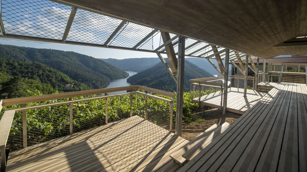 Un mirador integrado en uno de los parajes ms fotografiados de la Ribeira Sacra.Belinda Washington, en imagen de archivo en Rinlo, lleva muchos aos disfrutando de A Maria