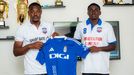 Jean Charles Ndo, a la derecha, con la camiseta del Real Oviedo