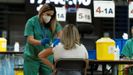 Una mujer, vacunándose en las instalaciones del Pabellón Santiago Martín, en La Laguna