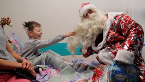 Un travieso paciente tira de la barba de Ded Moroz (pap escarcha), el Pap Noel ruso, en el hospital peditrico Morozovskaya en Mosc (Rusia) durante una visita organizada por una asociacin rusa para nios enfermos antes de la llegada de la Navidad ortodoxa