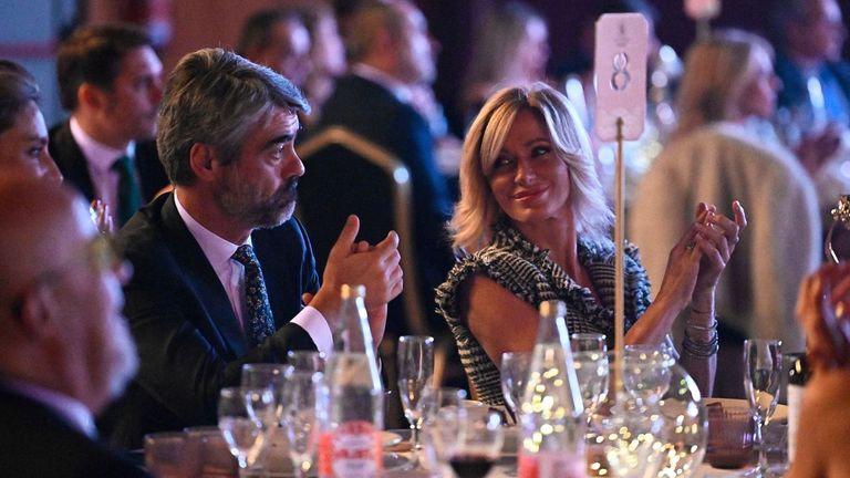 Susanna Griso, arropada por su futuro marido al recoger la Antena de Oro