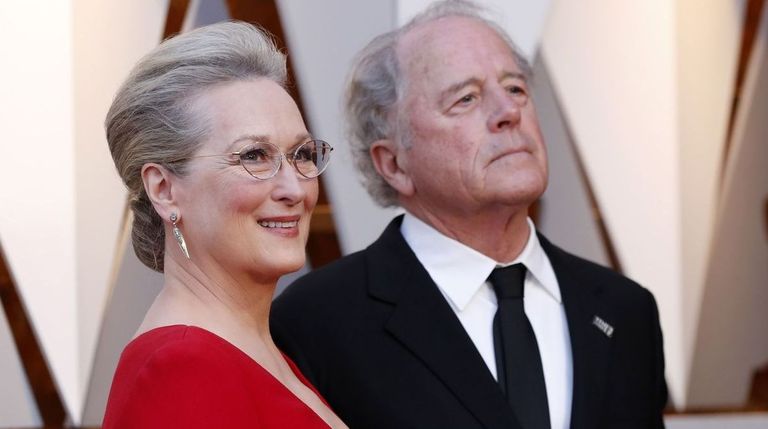 Destrozada por la muerte de John, sin casa donde vivir, el escultor Don Gummer, amigo de su hermano, le ofreció su estudio para quedarse. Entre ambos saltó la chispa y se casaron en el 78. Son padres de cuatro hijos, todos con vocación artística.