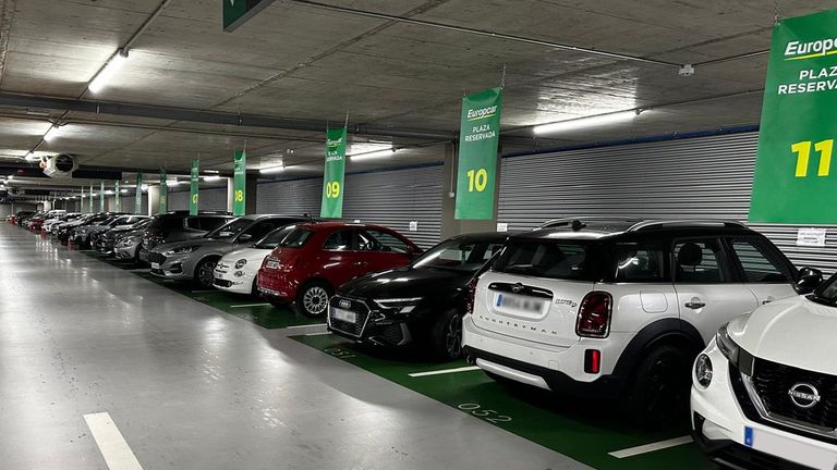 Zona reservada a los coches de alquiler en la estación de tren