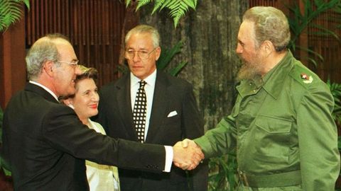 El exlendakari Jos Antonio Ardanza y su esposa, Gloria Urtiaga, saludando a Fidel Castro, en el palacio de la revolucin de La Habana