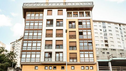 En este edificio de la calle San Eufrasio de Lugo, en el número 110, se venden varios pisos, entre los 68.000 y los 93.000 euros