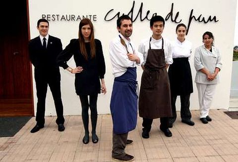 O chef Javier Olleros, ao frente do seu equipo, di que a súa cocina está enraizada no entorno<span lang= es-es >. </span>