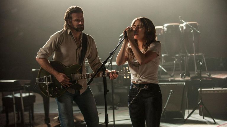 Lady Gaga se sale, Batman a todo color y De Niro con el gatillo fácil