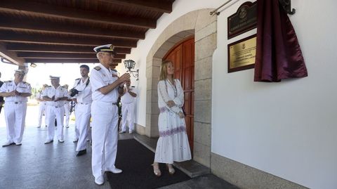El almirante descubri una placa acompaado de la viuda de Martorell, Mara Luisa Domnguez