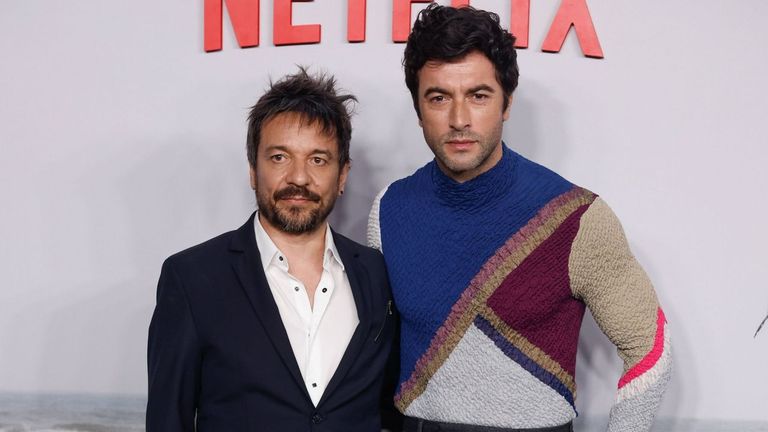 Oriol Paulo, director de la serie, junto a uno de los protagonistas, el gallego Javier Rey