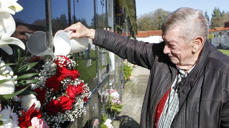 Día de Todos los Santos en Galicia: «Mi padre me pidió que no dejara la  tumba de mi madre sin flores»