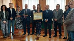La alcaldesa de Lugo, en el centro, recogi el premio este mircoles en Monforte