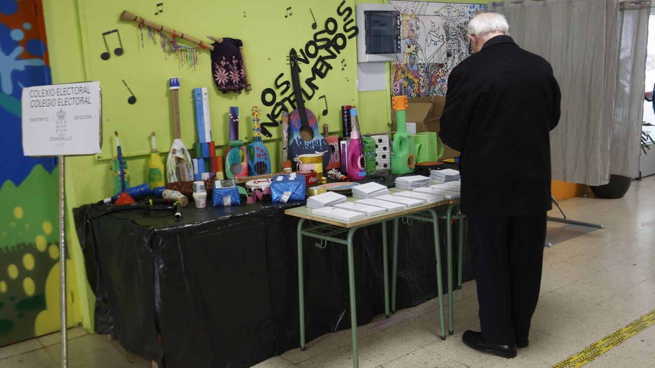Las imgenes de la cena de la hostelera de la comarca de Sarria.Un votante, en la maana de este domingo en un colegio electoral de Lugo.