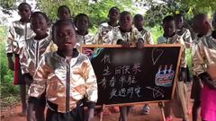 Nios africanos cantan el Cumpleaos feliz