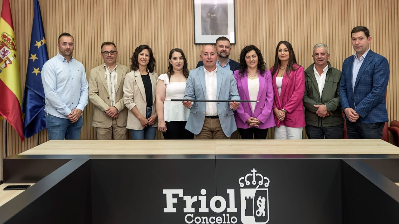 Los concellos de Lugo eligen a sus alcaldes y alcaldesas.González Cabarcos, en el centro y con el bastón de mando, acompañada de sus compañeros del PP en la corporación.