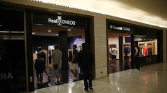 Aficionados hacen cola en la Tienda Oficial del Real Oviedo