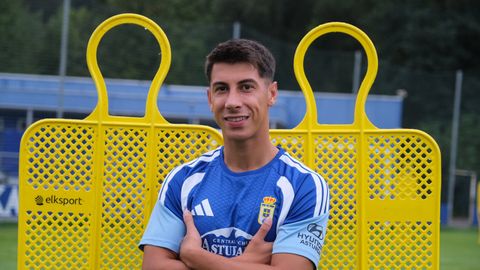 Dani Villahermosa, jugador del Real Oviedo, posa para La Voz de Asturias en El Requex�n