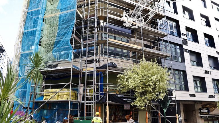 Retiran las luces de Navidad que colgaban de un andamio