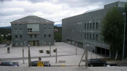Vista  del Auditorio Municipal de Vilalba (a la derecha) y del edificio parroquial, que fueron construidos en una amplia actuación en esa zona de la localidad.