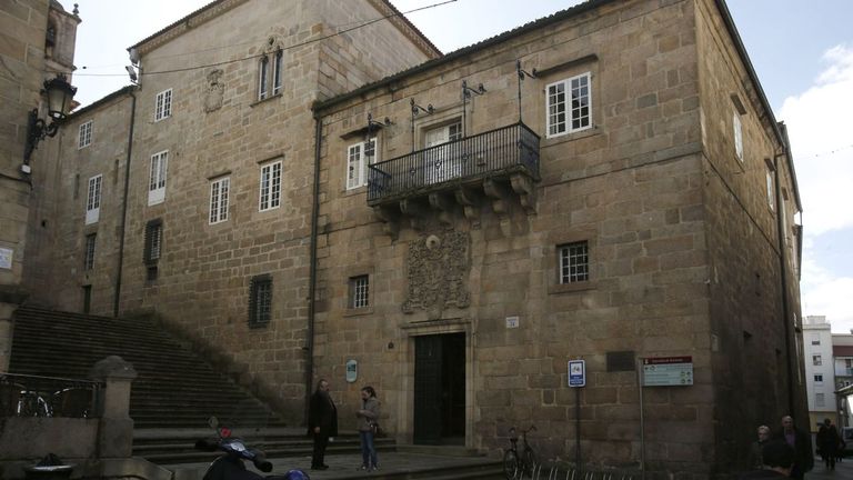 La Real Academia de Belas Artes insta a la Xunta a adquirir dos torques y un brazalete tras la anulación de su subasta