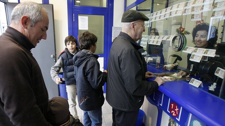 Toca el Euromillón en A Coruña, que tiene nuevo millonario: «¡Nos sentimos como si nos hubiera tocado a una de nosotras!»