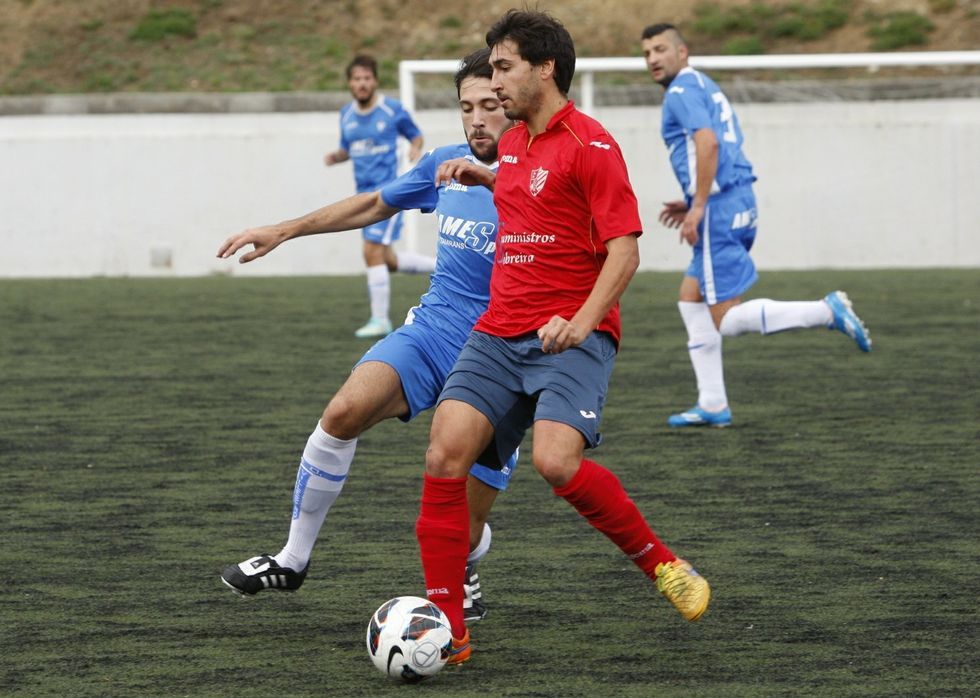 Antonio Gonz�lez t�cnico de la empresa p�blica Seaga // sult�n de torynmus.El delantero chantadino, Anxo Otero, conduce el bal�n en un partido en O Sango�edo. 