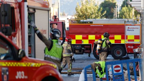 Despliegue de los bomberos en la zona afectada por el fuego