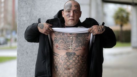 Jonathan Novo Santos joven lucense de 25 años, muestra sus decenas de tatuajes.