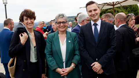 De izquierda a derecha: la Responsable de Acceso de Bayer, Paula Vi�as, la consejera de Sanidad del Principado de Asturias, Concepci�n Saavedra, y el Responsable de Administraci�n de Bayer, Pedro L�pez, durante el c�ctel ofrecido en los Encuentros en el Eo 2026