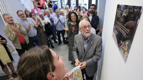 Momento en el que Paco Martín destapó, junto a Lara Méndez, la placa del centro intergeneracional que lleva su nombre