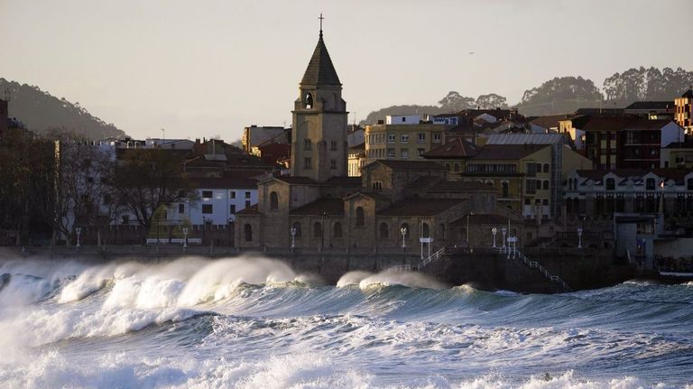 Oleaje en la playa de San Lorenzo, en Gijón