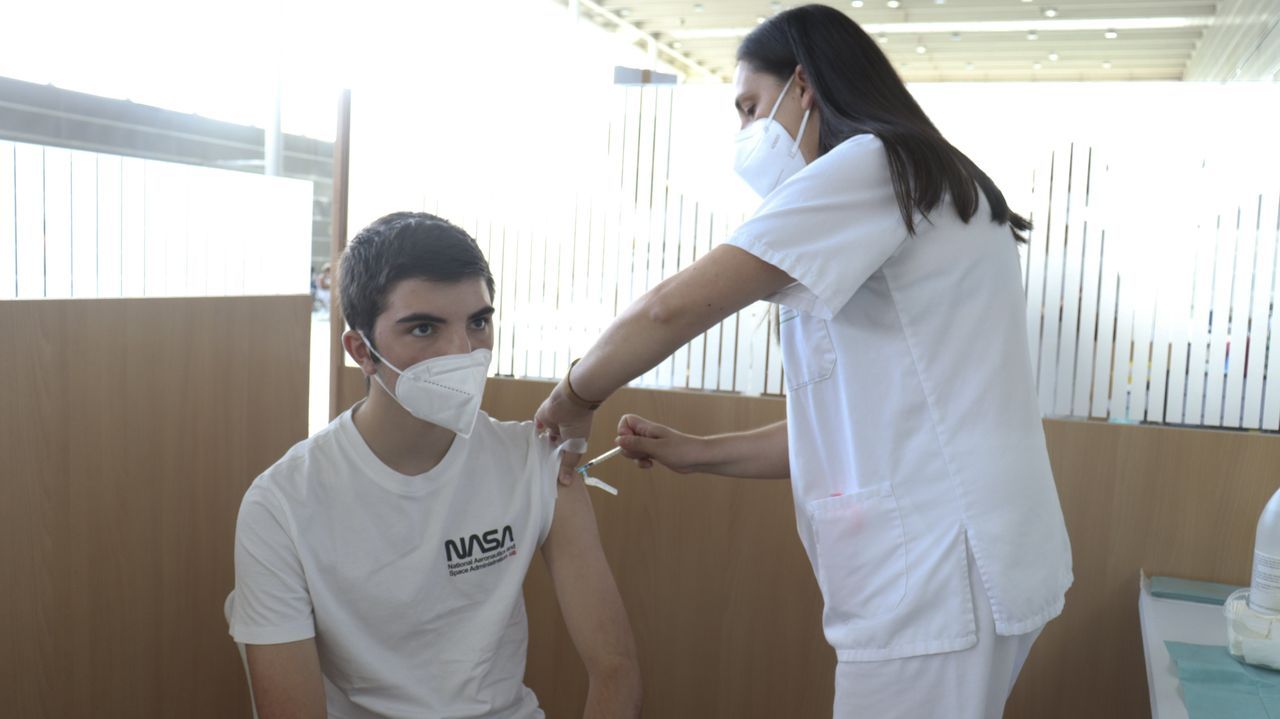 Un joven, este viernes, vacunndose contra el covid en el recinto ferial de Pontevedra