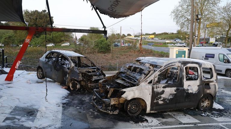 Una furgoneta y un turismo resultaron completamente calcinados, y un tercer coche se vio afectado en todo un lateral
